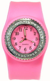 Palmada de la broche del rosa de las señoras de las muchachas en el reloj de la pulsera del silicón con el bisel determinado del cristal