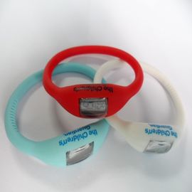 Reloj respetuoso del medio ambiente de la pulsera del silicón del 100%, reloj de la nadada de la muñeca de los deportes de la ión negativo del anión