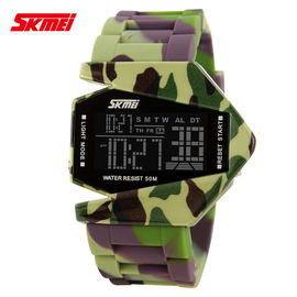 Reloj multifuncional de Camo Digital del aeroplano de la marca de Skmei en la acción