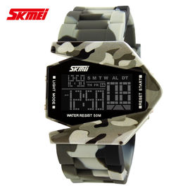 Reloj multifuncional de Camo Digital del aeroplano de la marca de Skmei en la acción