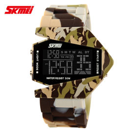 Reloj multifuncional de Camo Digital del aeroplano de la marca de Skmei en la acción