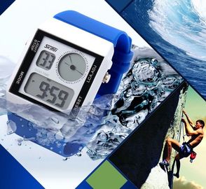 Dos correa plástica del reloj de Mutifunction Digitaces de los deportes de la zona horaria con 5 contraluces de los colores