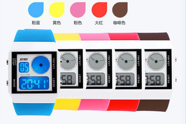 Dos correa plástica del reloj de Mutifunction Digitaces de los deportes de la zona horaria con 5 contraluces de los colores