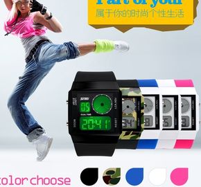 Dos correa plástica del reloj de Mutifunction Digitaces de los deportes de la zona horaria con 5 contraluces de los colores