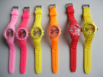 El reloj de encargo colorido de la pulsera del silicón la correa grabó en relieve/de reloj del silicón