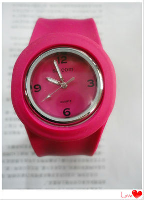Reloj de moda del deporte del silicón del reloj de Pat Pat de la venta caliente 2014