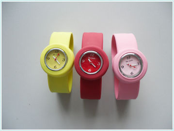 Reloj vendedor caliente de Pat Pat de los niños del silicón
