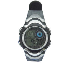 El contador Casio del golpe contornea la exhibición dual del tiempo del reloj de Digitaces