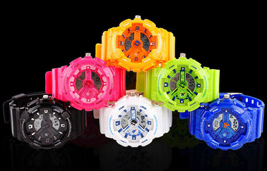 Las mujeres se doblan contraluz del EL del reloj de los deportes del tiempo con la batería japonesa