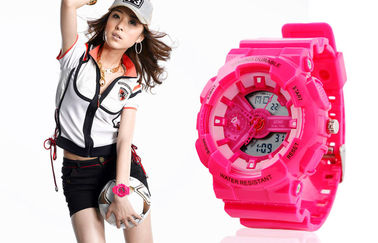 Las mujeres se doblan contraluz del EL del reloj de los deportes del tiempo con la batería japonesa