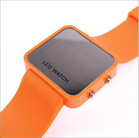 El reloj de cristal de la pantalla LED Digital del estuche de plástico con hora y la fecha funciona