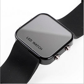 El reloj de cristal de la pantalla LED Digital del estuche de plástico con hora y la fecha funciona
