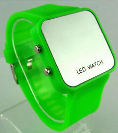 El reloj de cristal de la pantalla LED Digital del estuche de plástico con hora y la fecha funciona
