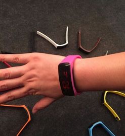 Reloj del estuche de plástico LED Digital con la pulsera del deporte de la hebilla del imán