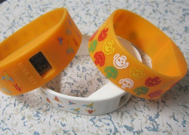Seda amarillo impreso 2,25 cm ancho relojes de pulsera de silicona deportivos para regalo Adverting