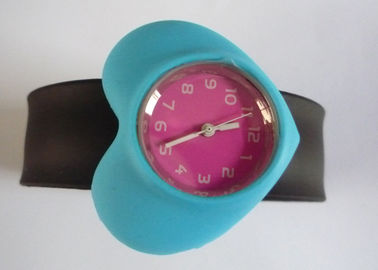 Azul relojes de pulsera de silicona de banda bofetada negro caso corazón con movimiento de cuarzo exacto