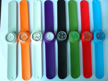 De moda flexible del reloj de la goma de silicona del encanto coloreada para las mujeres